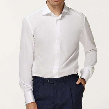 Camisa blanca formal con puños franceses y tapeta oculta