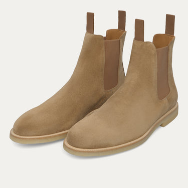 Common Projects 2495 1302 Waxed Suede Leather Chelsea Classic Boot in Light Brown with elastic side panels and pull tabs. Premium SS25 men's footwear.