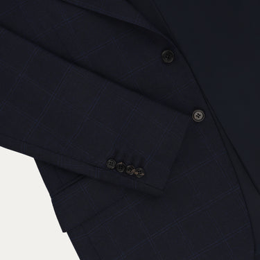 Detail of sleeve and buttons on Orazio Luciano navy wool suit jacket with subtle check pattern. Crafted for timeless sophistication in men’s fashion.