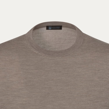 Close-up of Colombo MA00338/-/2-56JA/80199 T-shirt sweater neckline in warm grey melange, highlighting premium cashmere-silk fabric and label.