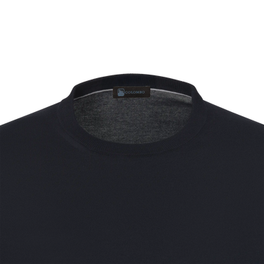 Close-up of Colombo cotton T-shirt sweater neckline in dark blue, featuring fine knit texture and subtle brand label for SS25 apparel.