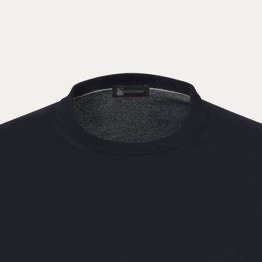 Close-up of Colombo cotton T-shirt sweater neckline in dark blue, featuring fine knit texture and subtle brand label for SS25 apparel.