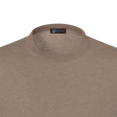 Close-up of Colombo MA00338/-/4-135PI/80030 neckline, highlighting fine ribbed collar and soft cotton texture in light brown tone.