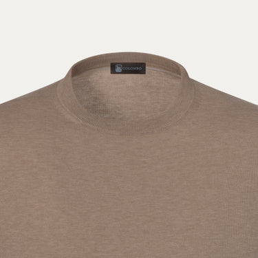 Close-up of Colombo MA00338/-/4-135PI/80030 neckline, highlighting fine ribbed collar and soft cotton texture in light brown tone.