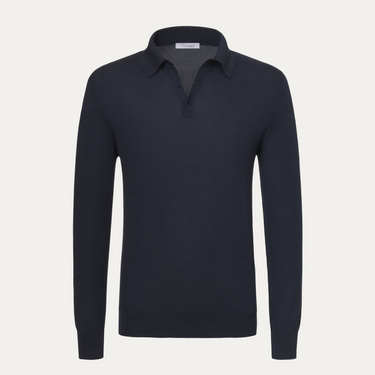 Camisa polo de lana con traje azul oscuro