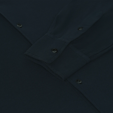 Detail of cuff and buttons on Malo Jersey Cotton Shirt in Midnight Blue, emphasizing craftsmanship and premium shirt finish for SS25.