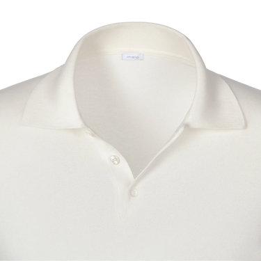 Close-up of Malo polo shirt collar and button placket in milk white cotton, highlighting fine craftsmanship and minimalist elegance.