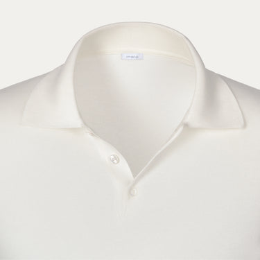 Close-up of Malo polo shirt collar and button placket in milk white cotton, highlighting fine craftsmanship and minimalist elegance.