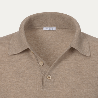 Close-up of Malo UXD125 F1KO2 E3294 beige melange cashmere polo collar and button placket, highlighting luxury detailing and soft texture.