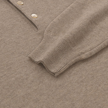 Detailed sleeve and button view of Malo beige melange cashmere polo shirt UXD125 F1KO2 E3294, emphasizing fine knit and ribbed cuff finish.