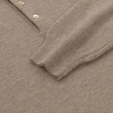 Detailed sleeve and button view of Malo beige melange cashmere polo shirt UXD125 F1KO2 E3294, emphasizing fine knit and ribbed cuff finish.