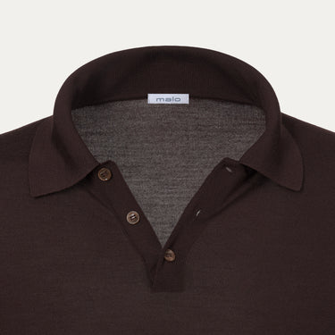 Close-up of Malo UXD127 F2Z10 E2907 polo collar and button placket, highlighting premium virgin wool texture and refined craftsmanship.