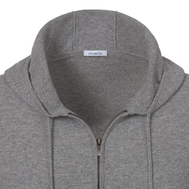 Close-up of Malo UXK019 F1L21 E3003 Cashmere Hooded Zip-Up neckline and hood, emphasizing soft cashmere fabric and refined stitching details.