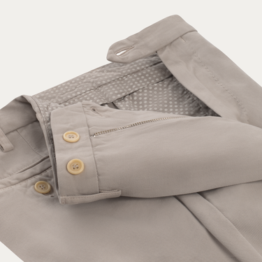 Pantalones plisados ​​de mezcla de algodón y cachemira de corte ajustado en color blanco roto