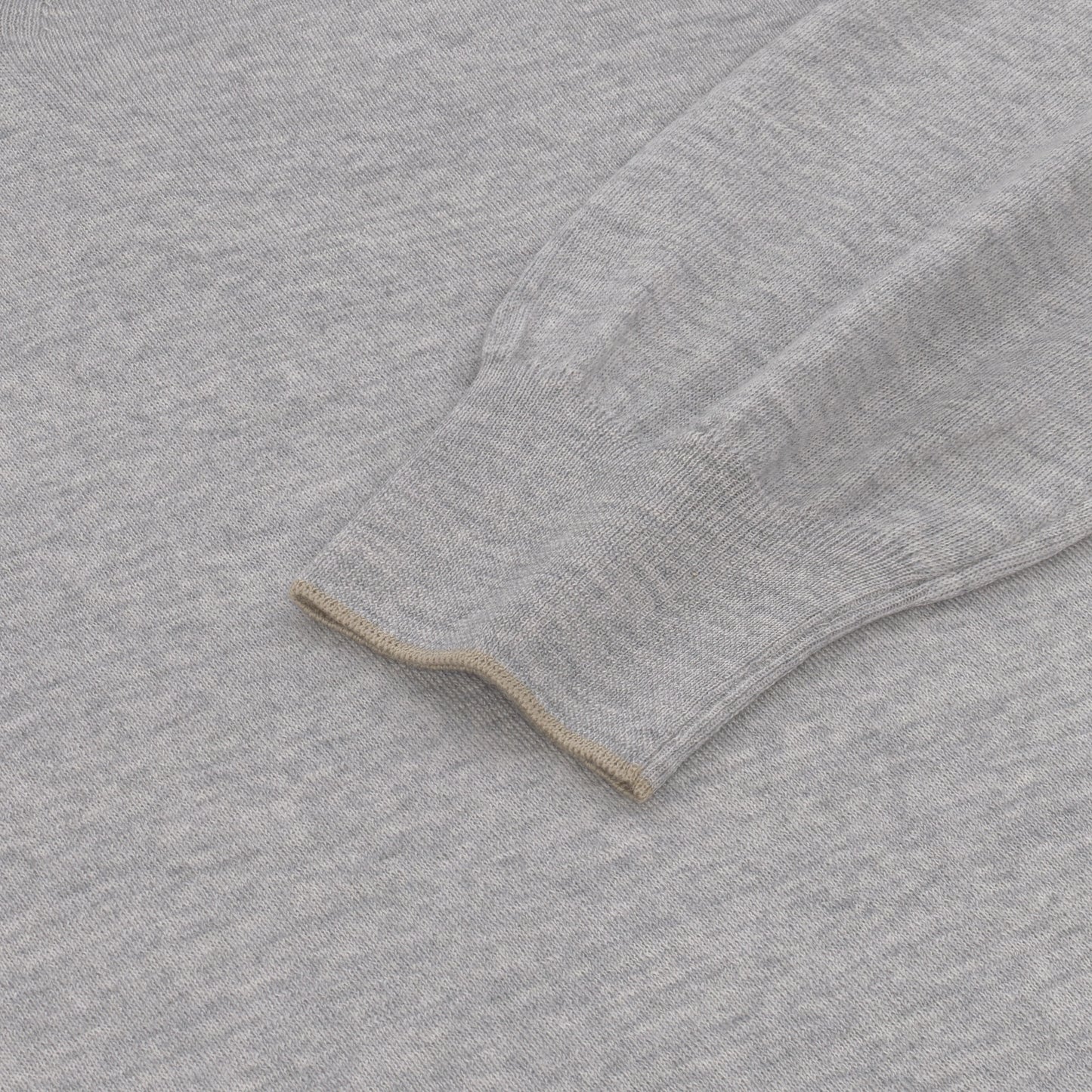 V-Ausschnitt-Pullover aus Schurwolle in Graumeliert
