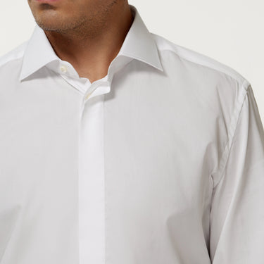 Camisa blanca formal con puños franceses y tapeta oculta