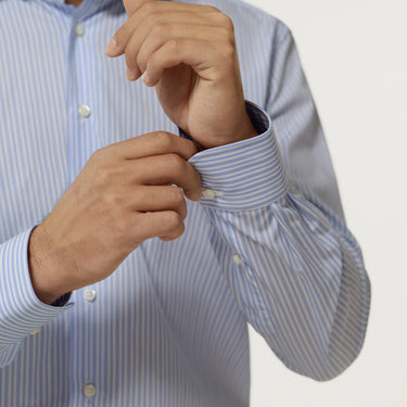 Camisa de algodón a rayas en azul claro y blanco