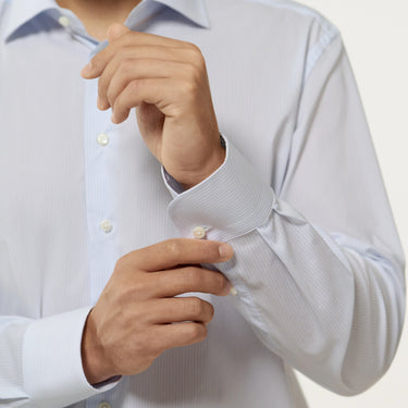 Camisa de algodón a rayas en azul claro y blanco