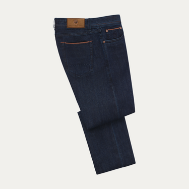 Vaqueros de cinco bolsillos de algodón elástico de corte regular en denim oscuro con orillo