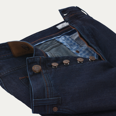 Vaqueros de cinco bolsillos de algodón elástico de corte regular en denim oscuro con orillo