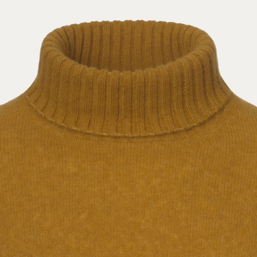 Jersey de cuello alto de cachemira de color amarillo mostaza