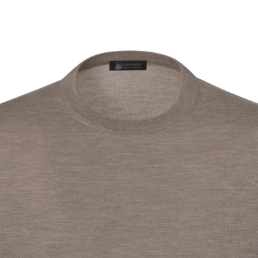 Close-up of Colombo MA00338/-/2-56JA/80199 T-shirt sweater neckline in warm grey melange, highlighting premium cashmere-silk fabric and label.