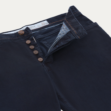 Vaqueros de algodón elástico en denim azul oscuro