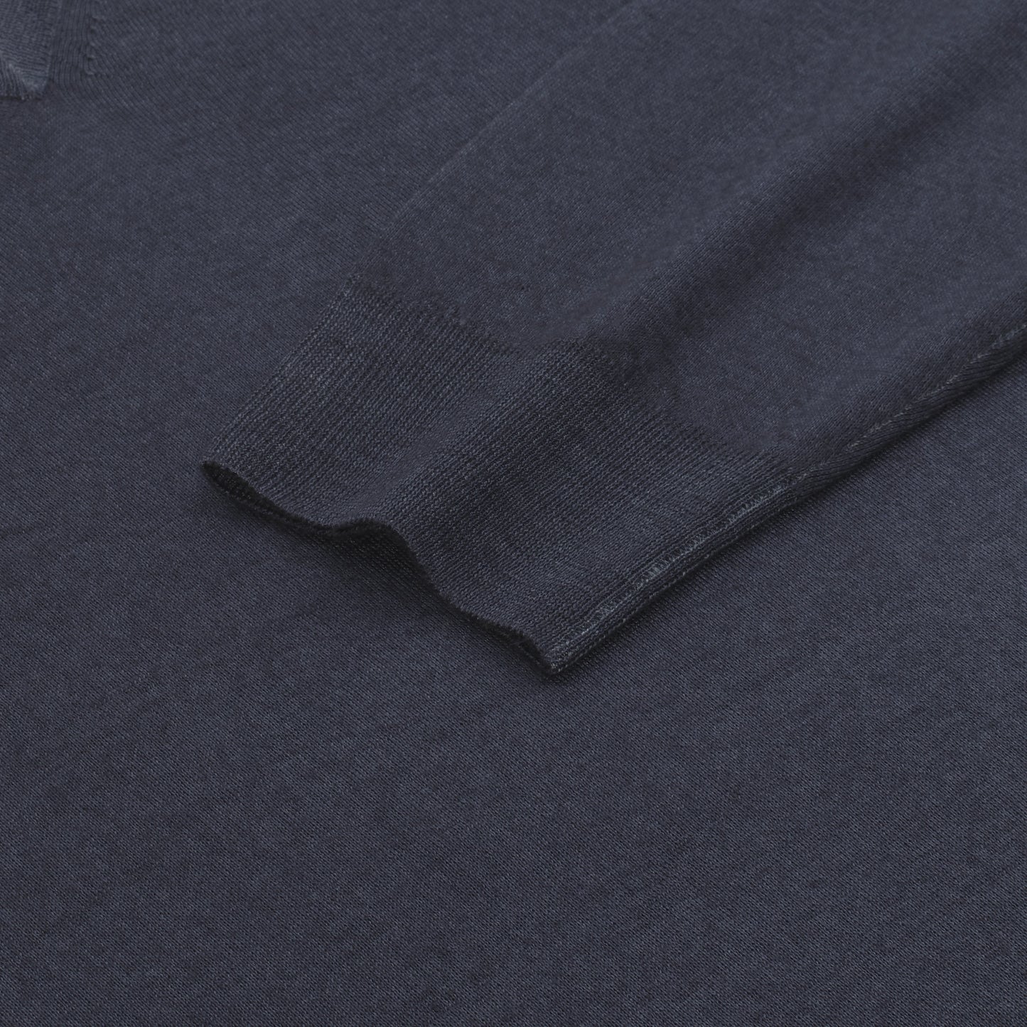 Pullover aus Kaschmir und Seide mit V-Ausschnitt in Anzugblau