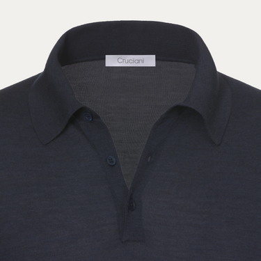 Camisa polo de lana con traje azul oscuro