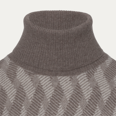 Jersey de cuello alto de lana y cachemire en color marrón roble