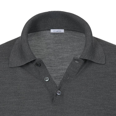 Close-up of collar and button placket on Malo UXD127 F2Z10 E1469 dark grey melange virgin wool polo shirt, highlighting refined craftsmanship.