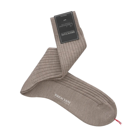 Gerippte Socken aus Kaschmir- und Seidenmischung in Taupe