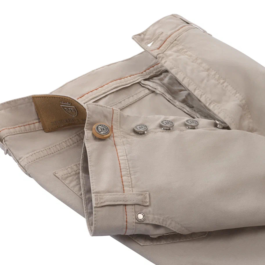 Schmal geschnittene 5-Pocket-Hose aus Stretch-Baumwolle in Beige
