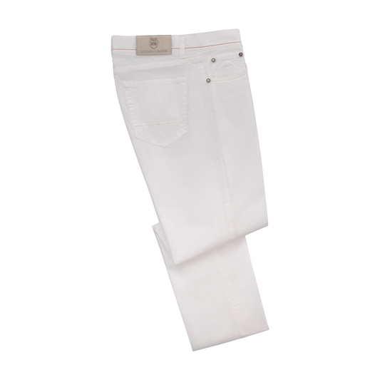 Schmal geschnittene 5-Pocket-Hose aus Stretch-Baumwolle in Weiß