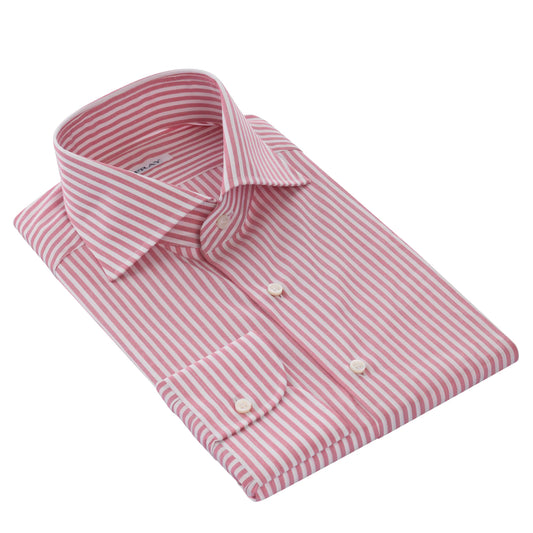 Gestreiftes rosa-weißes Hemd mit gespreiztem Kragen
